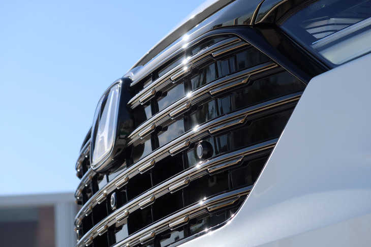 凝ったデザインで高級感が演出されたフロントグリル。「オデッセイ」国内仕様車のフロントまわりは、中国市場のものとは異なる意匠となっている。