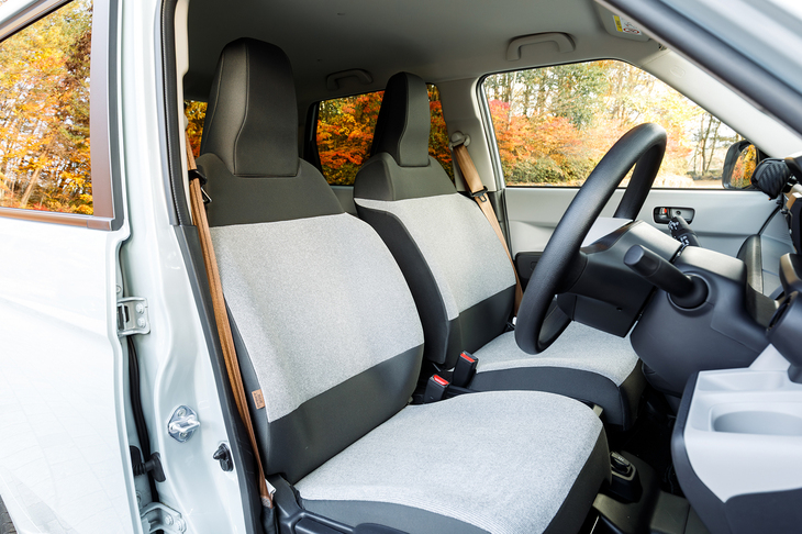 ソファのような質感のシート表皮とブラウンのシートベルトの組み合わせはモダンなリビングのような印象だ。シートヒーターはグレードを問わず標準装備だ。