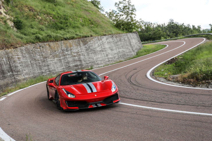 走行モードは、WET／SPORT／RACE／CT OFF／ESC OFFの5種類。走行環境に合わせて選択できる。