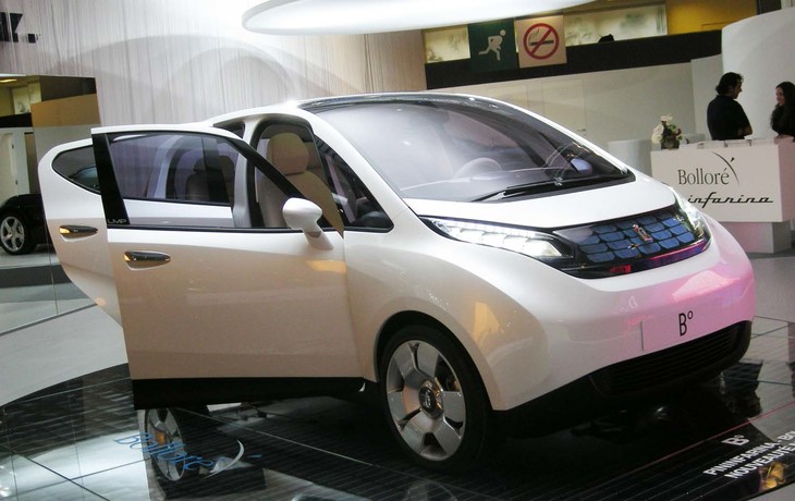 2008年10月、パリモーターショーに展示された「ピニンファリーナB0コンセプト」。