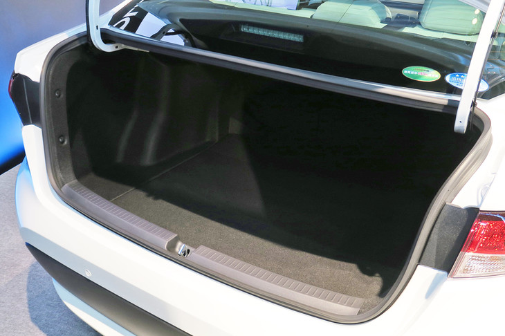 トヨタ・カローラ ハイブリッドW×B（トランク）
