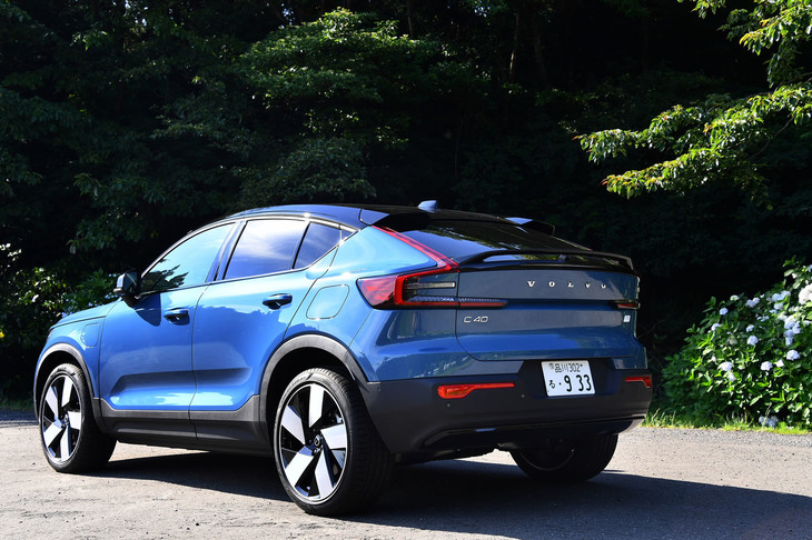 2022年1月に日本導入が発表された「ボルボC40リチャージ」。ボルボ初の電気自動車専用モデルであり、販売はオンラインでのみ行われるなど、トピックにあふれている。