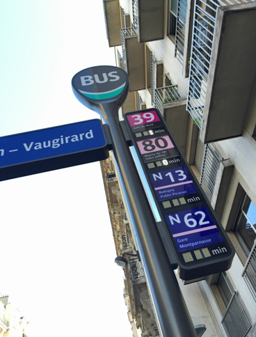パリのバス停は、ひさしの下の表示板まで近づかなくても、遠くから待ち時間が分かるようになった。