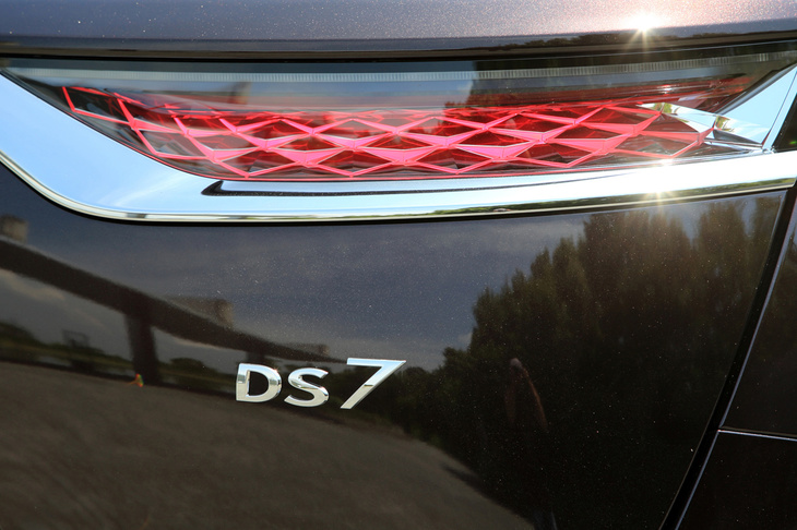 リアコンビランプには、かつてコンセプトカー「DS E-TENSE」でも示された格子模様のデザインが採用されている。