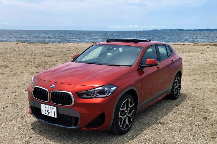 試乗車両の外装色は「サンセットオレンジ」というメタリックカラー。青い空と海によく似合う。電動パノラマガラスサンルーフは「セレクトパッケージ」に含まれるオプションアイテムで、「ラゲッジコンパートメントネット」や7スピーカーで総出力205Wの「HiFiスピーカーシステム」とセットとなる。