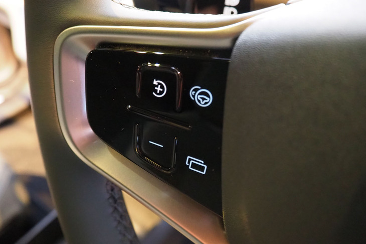 ボルボEX30クロスカントリー（用品装着車のステアリング左スイッチ）