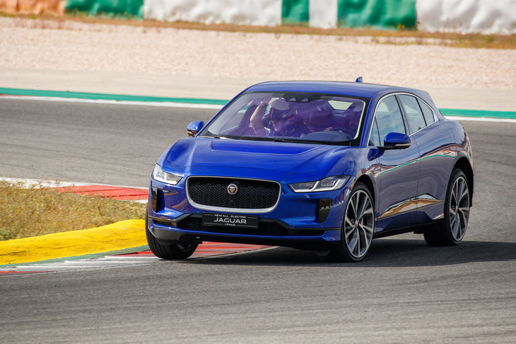 「Iペース」が0-100km/h加速に要する時間は4.8秒。最高速度は200km/hと公表される。