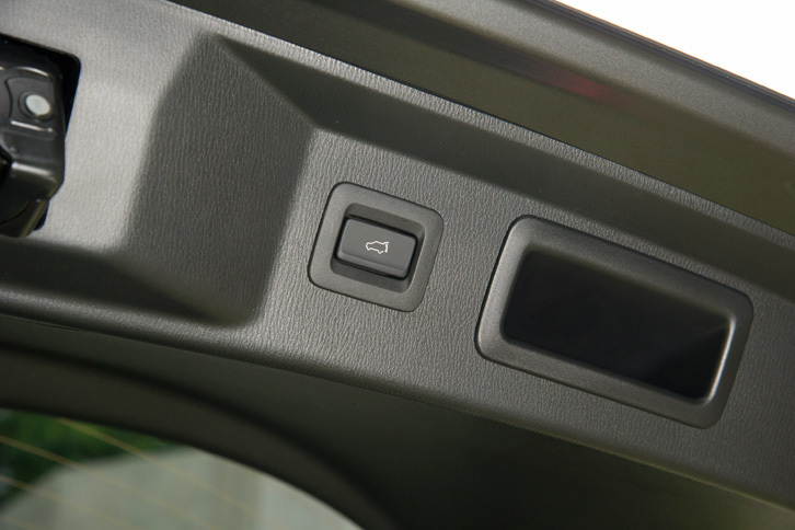 マツダCX-8 XD Lパッケージ（電動テールゲートのスイッチ）