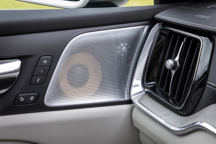 試乗車にはオプションとなる110W／15スピーカーというBowers＆Wilkinsプレミアムサウンドオーディオシステムが搭載されていた。スマホに入っている音楽を、メリハリのある高音質で楽しめた。