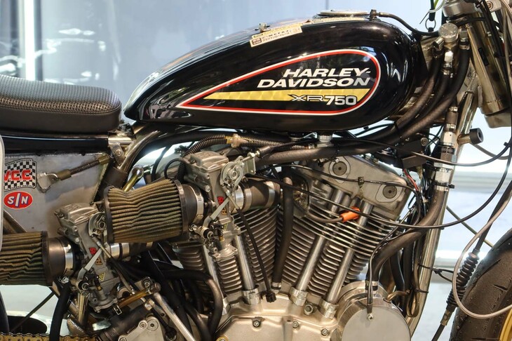 ハーレーダビッドソンXR750（燃料タンクおよびエンジン）