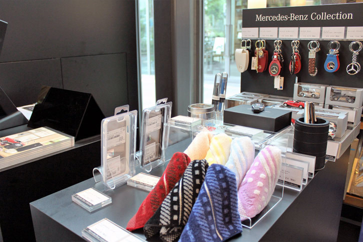 メルセデス・ベンツ関連グッズの物販コーナー。