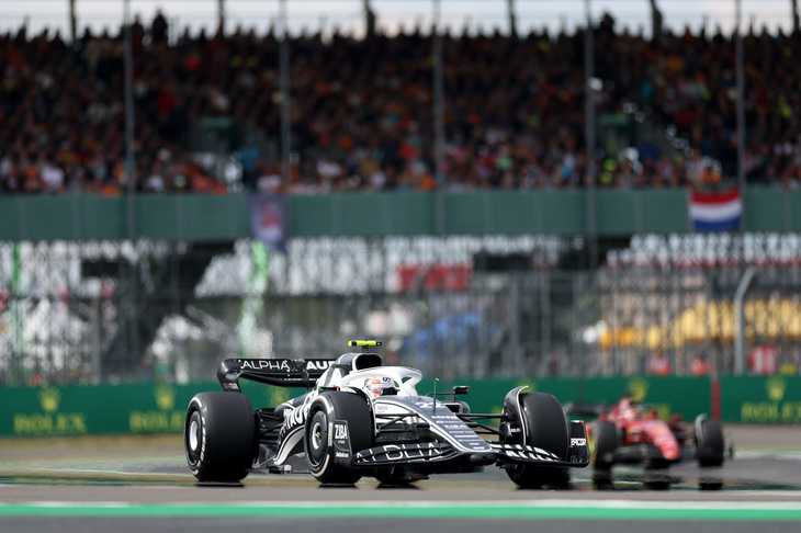 アルファタウリの角田裕毅（写真）は14位完走。13番グリッドから、スタートでクラッシュに巻き込まれマシンを壊すも、赤旗中断中に修理が完了し事なきを得た。だがレースでは手痛いミスで後退。7位を走っていたチームメイトのピエール・ガスリーを抜こうとしてスピン、2台は接触してしまい、せっかくのダブルポイントのチャンスをふいにしてしまった。ガスリーはリアウイングにダメージを負いリタイア。（Photo=Getty Images / Red Bull Content Pool）