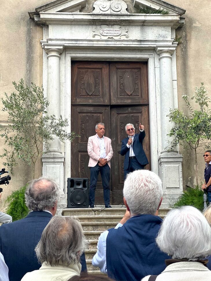 ガレッシオ村のルチャーノ・シャンドラ村長（左）と。（Photo：Umberto Giorio）