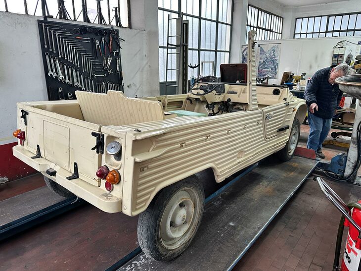 「完成したら必ず呼ぶよ」とフェデリコさんは筆者に語った。この工房は当連載第912回「“先生”は『フィアット500』だった　街角メカニック兄弟の物語」のナターレ＆ピーノ兄弟の紹介でたどり着いた店だった。