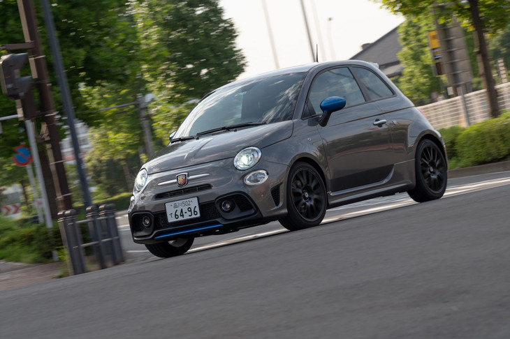 車体色は濃さの異なる2種類のグレーに、ブラック、レッド、ホワイトの全5種類。車体色に応じてアクセントカラーが異なり、試乗車の「グリジオレコード」にはブルーの差し色が組み合わされる。