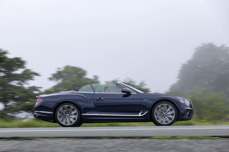 動力性能は最高速が335km/h、0-100km/h加速のタイムが3.7秒と公表されている。