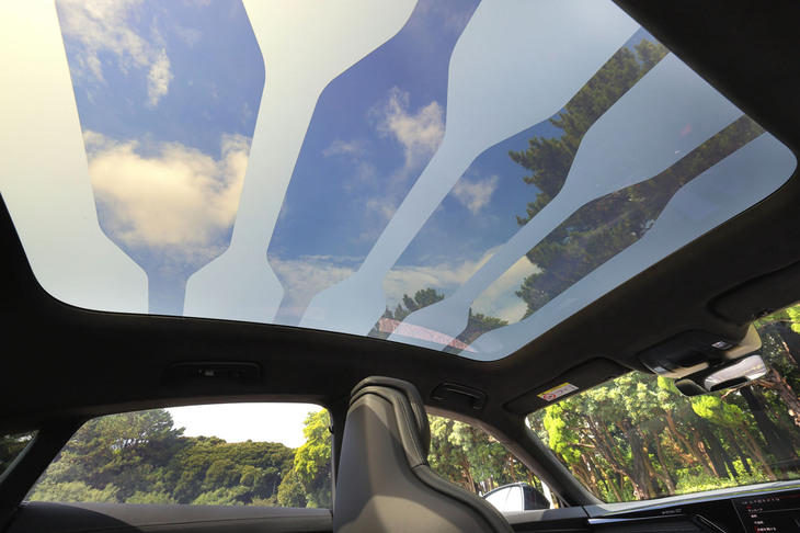 新採用のオプション装備も今回の改良のトピック。「スマートパノラミックルーフ」はポリマー分散液晶（PDLC）を用いたガラスルーフで、写真のとおり透明／不透明の切り替えができる。採光のパターンは4種類用意される。