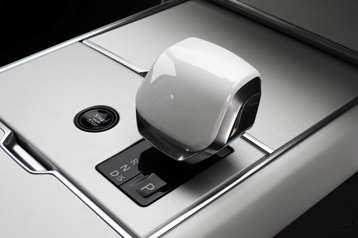 レンジローバーSVビスポーク1858エディション（シフトセレクター）