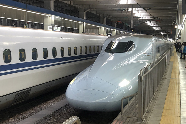 博多から乗ったのは、本州でも使われている「N700系」でちょっとガックリ。14年前、水戸岡さんはインタビューで「あのカモノハシ型は、エンジニアリングのみでしょう？　文化がない」とバッサリ。