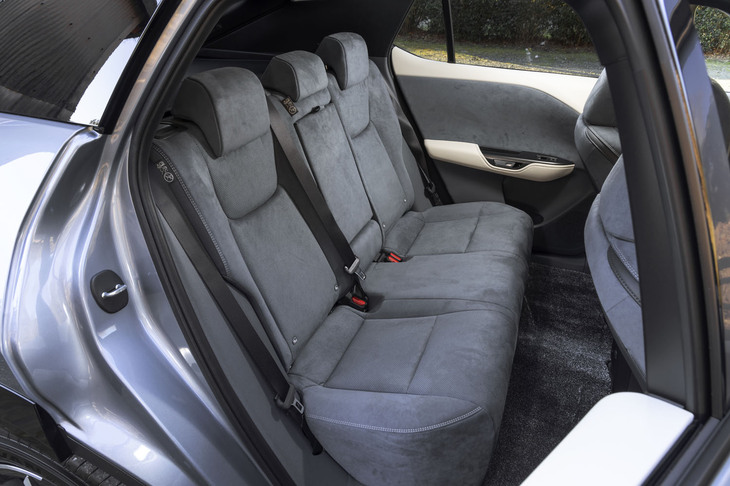 後席にもヒートシーターを装備。シートの側面は床に近いところまでウルトラスエードに覆われており、リビングのソファのような印象だ。