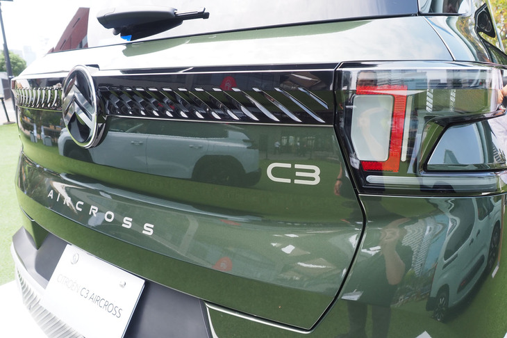 3つのセグメントに分割されたLEDリアコンビランプを採用。リアゲート下部に「AIRCROSS」の車名ロゴが置かれる。