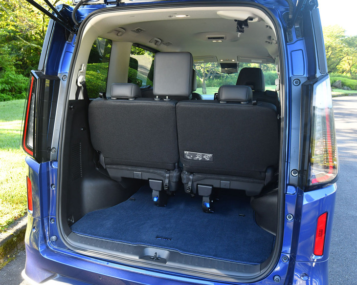 前後スライドが可能な3列目使用時の荷室容量は212～283リッター。「AUTECH」ロゴ入りのブルーのラゲッジカーペットはディーラーオプション。
