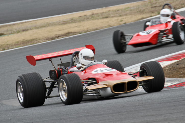 モータースポーツの世界にスポンサーカラーを導入したロータスの、最初のスポンサーとなったタバコメーカーであるゴールドリーフのカラーをまとった1969年「59」。搭載エンジンによってFF（フォーミュラフォード）からF3、F2などを戦った。