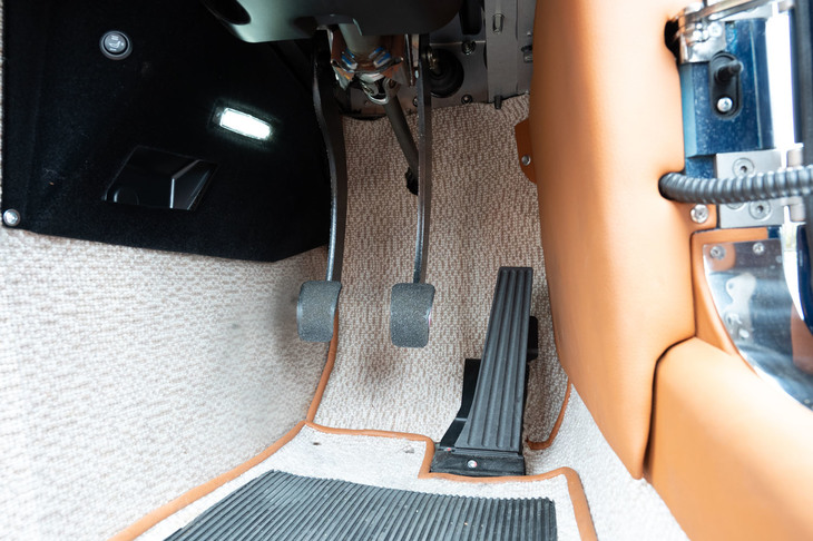 ABCペダルは、アクセルがオルガン式、ブレーキとクラッチがつり下げ式と、ひと世代前のモデルとは逆となった。