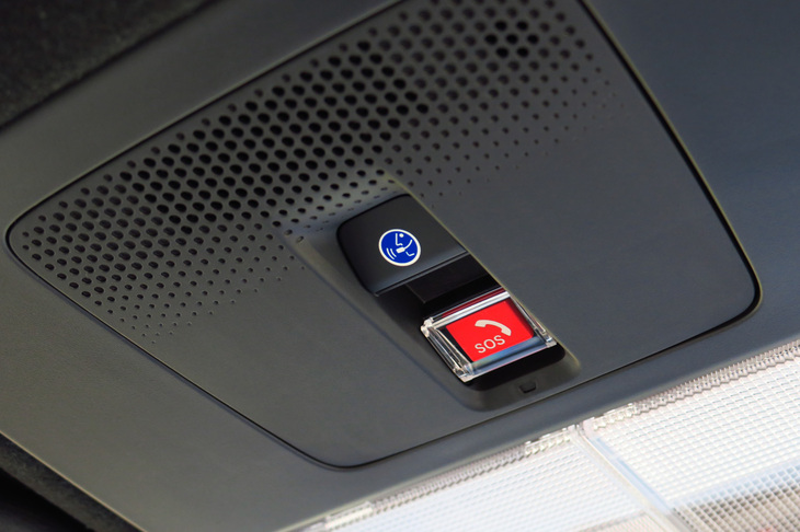 劇的な変化はないとされる新型「N-BOX」だが、乗り心地や操縦性の改善に加え、先進運転支援システムの性能向上、収納スペースの拡充等々、進化のポイントは挙げればきりがないほど多い。通信モジュールの搭載により、コネクテッドサービスに対応した点も大きなトピックだ。