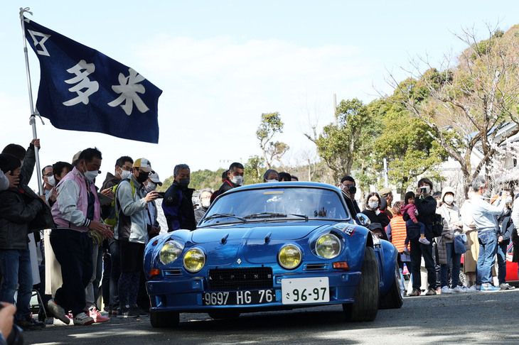ほかの車両のスタートは10時。これはかなりモディファイされた1969年「アルピーヌA110」。
