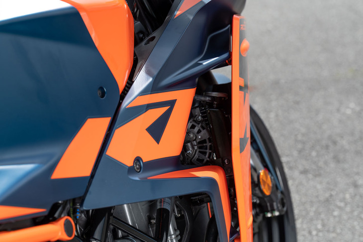 新デザインのカウルは、当然ながら空力についても考慮したものとなっている。ウインドプロテクションの最適化に加え、インナーとアウターの2枚のパネルで空気の流れを調整し、ライダーの負担を低減。車体のヒートマネジメントも強化されている。