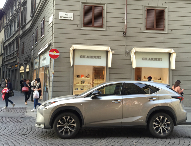 「レクサスNX」。フィレンツェで。