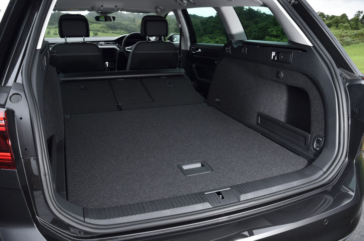 後席の背もたれを前方に倒すと、荷室容量を最大1780リッターに拡大できる。荷室内には、背もたれをワンタッチで倒せるレバーも用意。足の動きで作動する「オートマチックテールゲート」も標準装備されている。