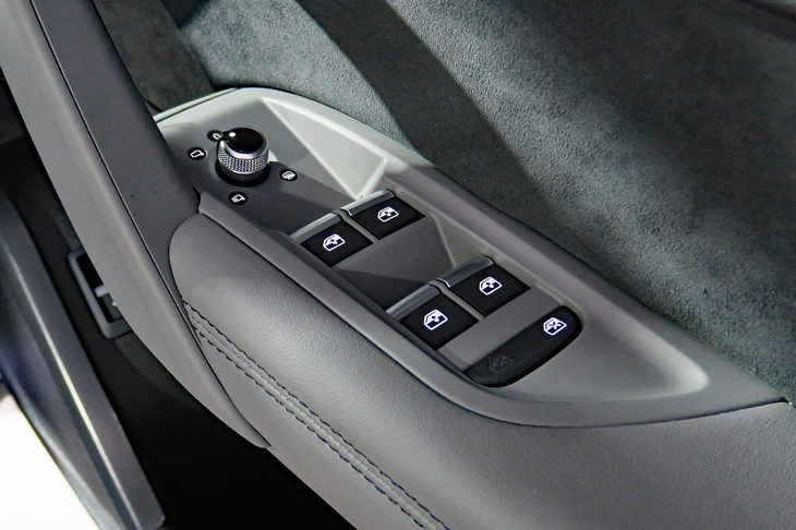 アウディQ5スポーツバック 1st edition（フロントドアコンソール）