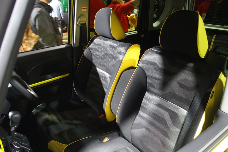 ダイハツ・タント ファンクロス（カスタマイズカーのシート）