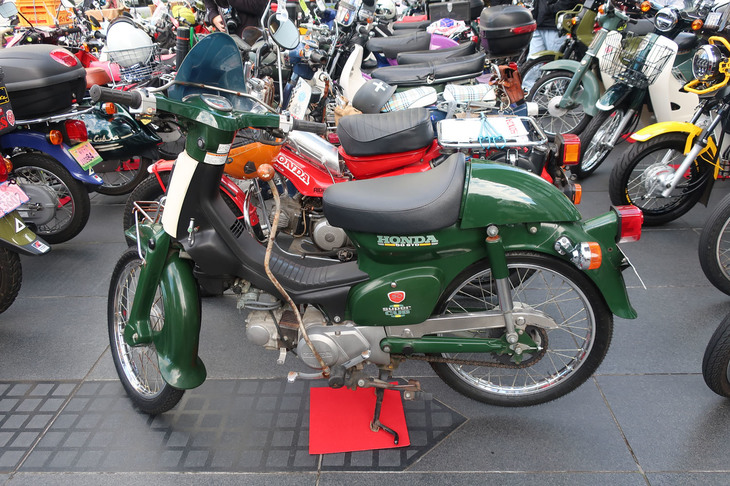 個性的なカスタム車もたくさん見受けられた。こちらは変速用レバー付きの「スーパーカブ50スタンダード」。ユーザー独自のカスタムと思われるが、このほうが運転が楽？