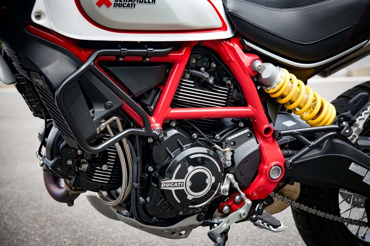 個性を主張する、赤いトレリスフレーム。「デザートスレッド」のそれは、ほかの「スクランブラー」ファミリーと異なり、独自の強度アップが図られている。