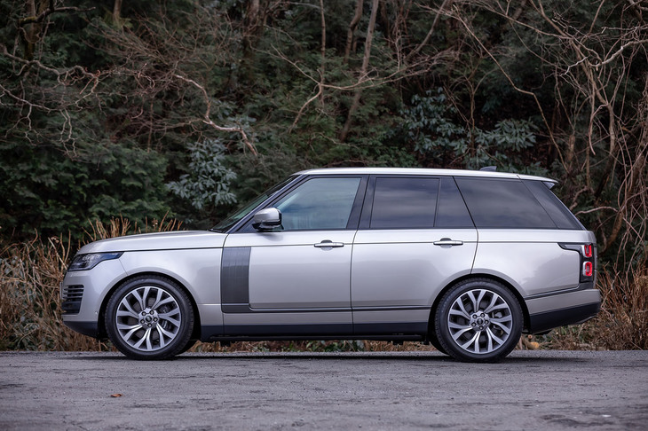 「レンジローバー」には停車時に自動で車高が50mm下がる「オートマチックアクセスハイト」が標準装備されており、車両への乗り降りが楽に行える。写真は車高が最も下がった様子。