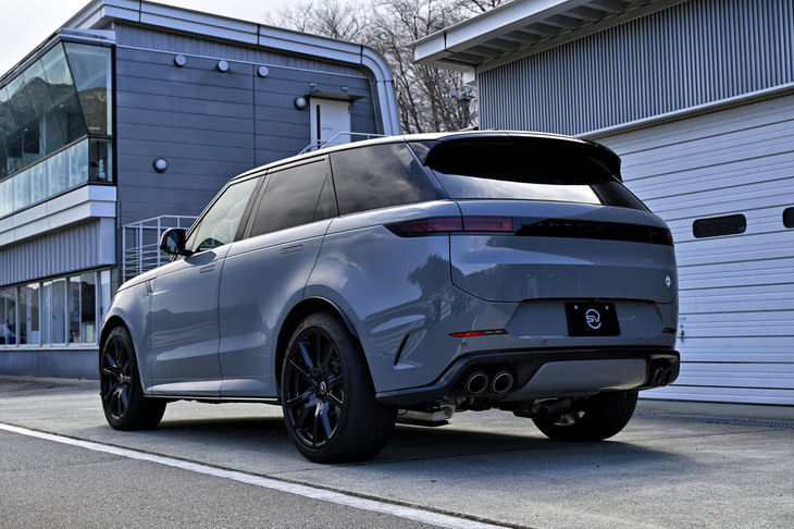 「レンジローバー・スポーツSV エディションツー」のボディーサイズは全長×全幅×全高＝4970×2025×1815mmで、ホイールベースは3000mm。写真の外板色はグロスフィニッシュの「マールグレイ」と呼ばれるもの。