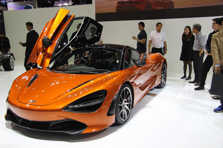 2017年3月のジュネーブモーターショーで初公開されたばかりの「マクラーレン720S」。注目はハンドル位置。東京で披露されたモデルは左ハンドルでしたが、タイではしっかり右ハンドルなのです。それ以前の話として、前回の東京モーターショーで出展のなかったマクラーレンのブースが、バンコクモーターショーには存在するということに驚かされます。うぅっ……。