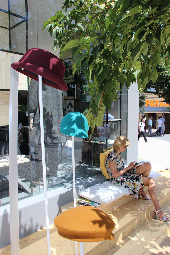 リケ・フォイヤシュタインによる、宝石の色をカラースキームに使用した作品。琥珀（ニュースボーイキャップ）、エメラルド（モダンベースキャップ）、ガーネット（山高帽）。