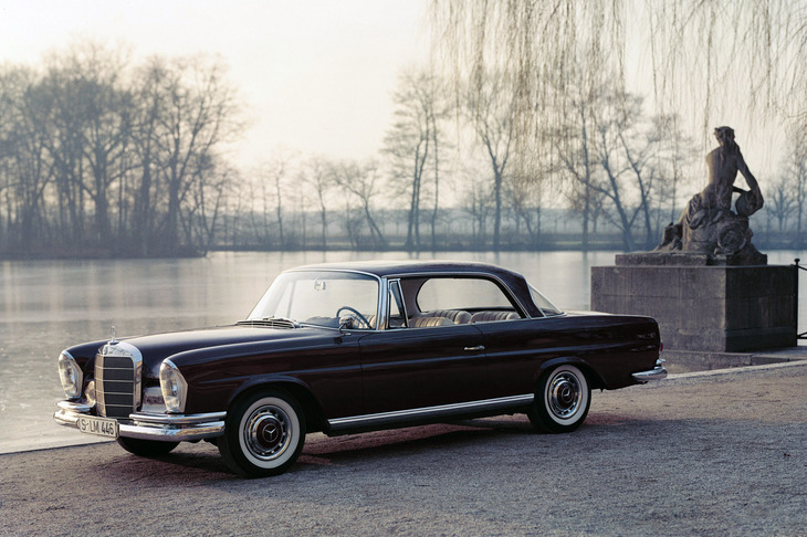 1961年には、現在の「Sクラス」にあたるフラッグシップモデル「111シリーズ」に「220 S E クーペ」が登場。当時の最先端をいくメカニズムや安全性能を有し、世界のセレブリティーに愛された。