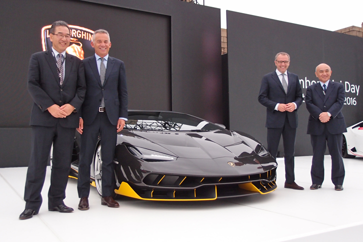 フォトセッションのひとこま。写真右から、三菱レイヨンの越智 仁社長、アウトモビリ・ランボルギーニのステファノ・ドメニカリCEO、マウリツィオ・レッジャーニ研究・開発部門担当取締役、三菱レイヨンの中越 明コンポジット製品事業部長。