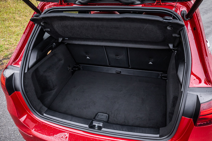 荷室床面は2段階の高さ調整式で、容量は445～1540リッター（写真は床面を下段にセットした様子）。バンパー下に足先をかざすだけでリアゲートの開閉ができるフットトランクオープナーが標準装備される。