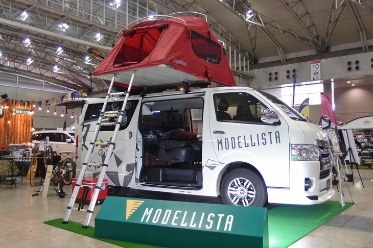 トヨタモデリスタのブースには、オリジナルアイテムでカスタマイズされたトヨタの「ハイエース」（写真）や「シエンタ」が展示された。