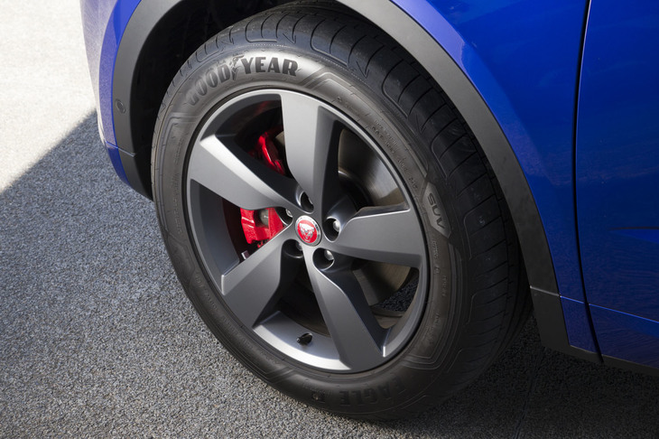 「スタイル5049」と名付けられた試乗車の19インチアロイホイールは、つや消しのダークグレー塗装が特徴。その奥に見えるレッドのブレーキキャリパーは、6万1000円のオプション。