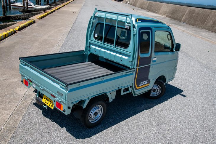 14年ぶりのモデルチェンジにより、2013年8月にデビューした11代目「スズキ・キャリイ」。発売当時のCMキャラクターには、タレントのはるな愛さんと、俳優の故菅原文太さんが起用されていた。