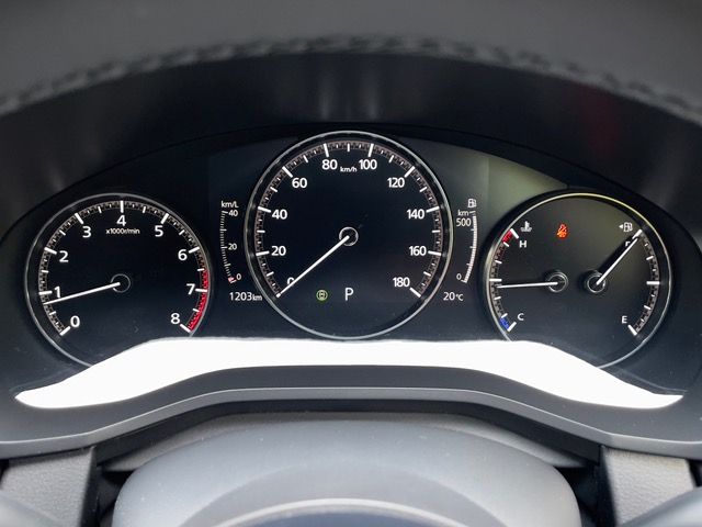 上位グレードのフル液晶式とは異なり、メーターパネルはセンターの速度計の部分のみが液晶表示となる。「CX-5」などと同じタイプだ。