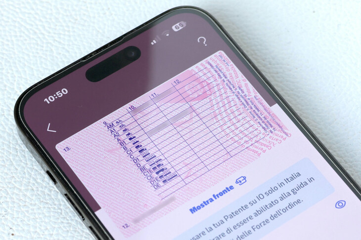 スワイプすると、紙の免許でいうところの“裏面”が。免許保有者が運転可能な車両が記されている。