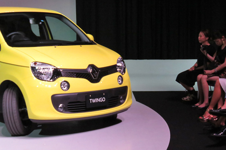 観覧席のすぐそばで向きを変える「トゥインゴ」。RRの駆動方式がかなえたという、大きなフロントタイヤの切れ角に注目。